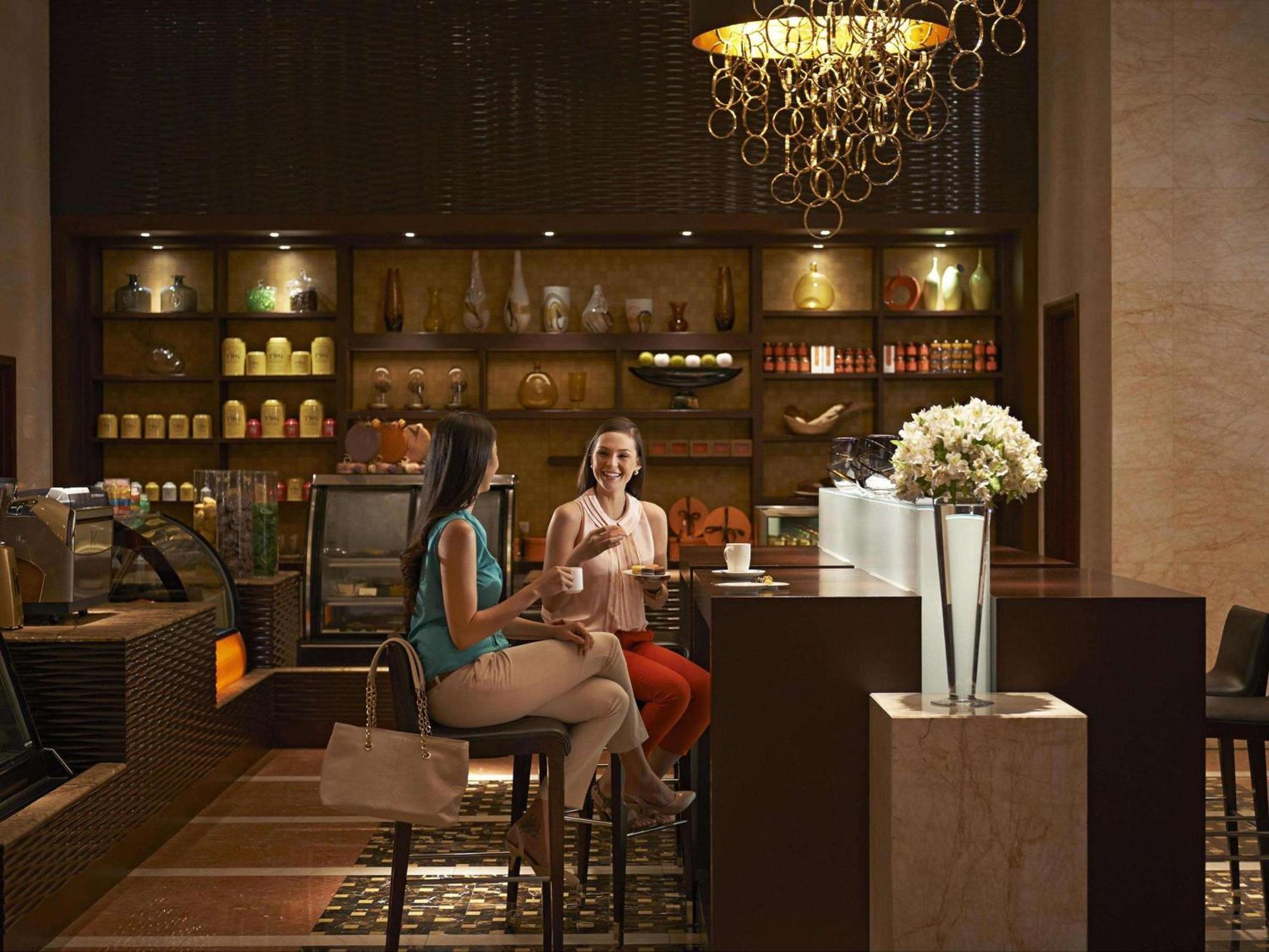 Fairmont Makati 5*