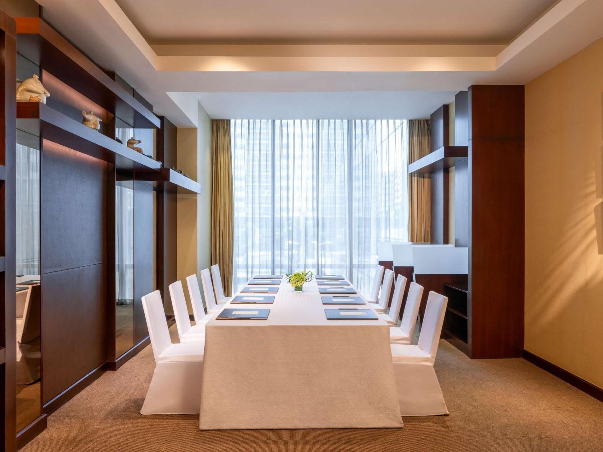 Fairmont Makati 5*