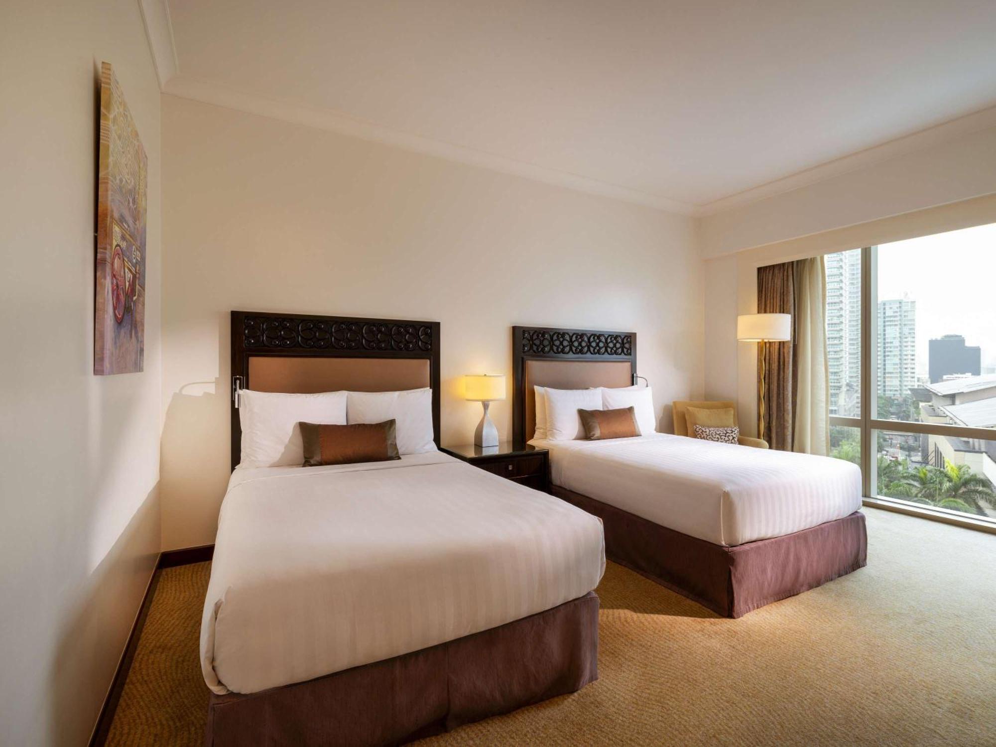 Fairmont Makati 5*